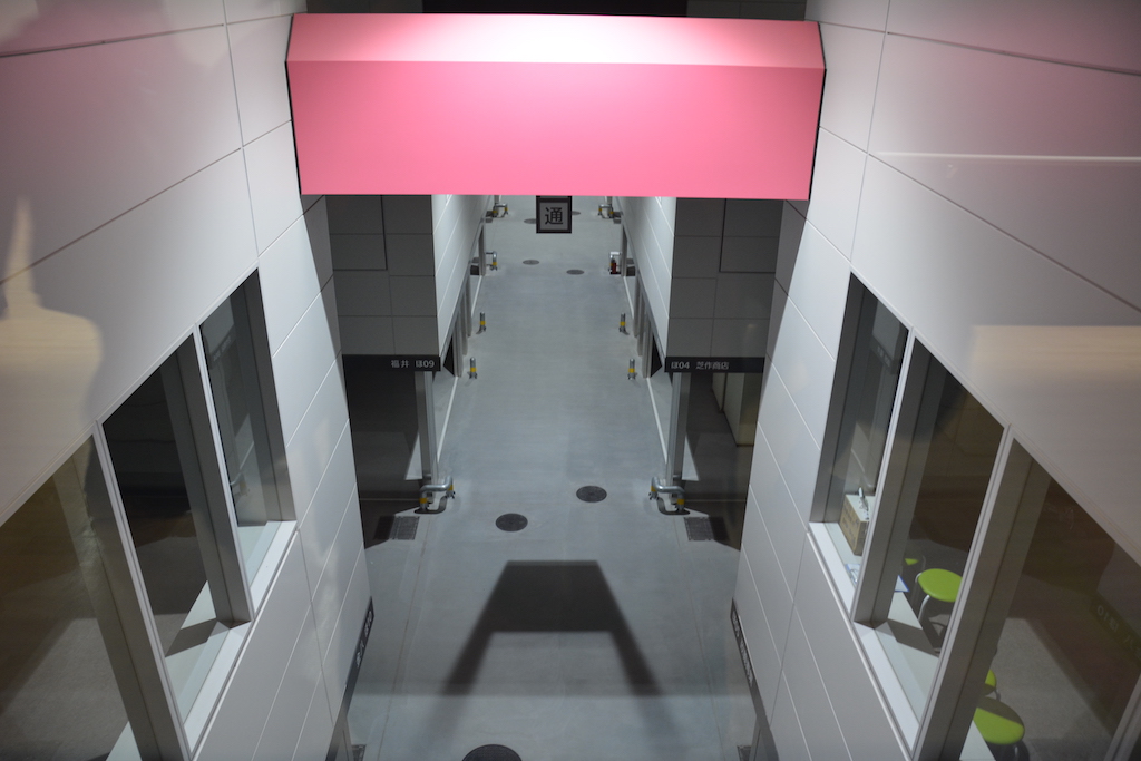 見学通路から場内を見下ろした所